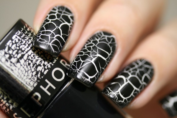Manucure avec vernis noir et blanc pour ongles courts et longs. Photos, dessins