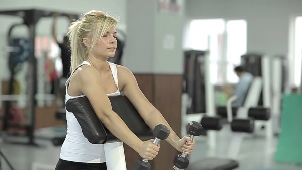 Banc de Scott pour les biceps. Exercices, technique avec haltères, haltères
