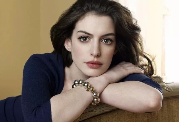 Ann Hataway.Photos chaudes, personnelles, candides avec un point court, taille, poids, biographie, chirurgie plastique