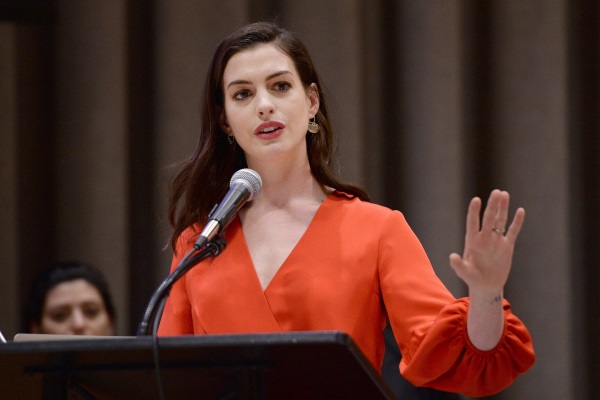 Ann Hataway. Photos chaudes, personnelles, candides avec un point court, taille, poids, biographie, chirurgie plastique