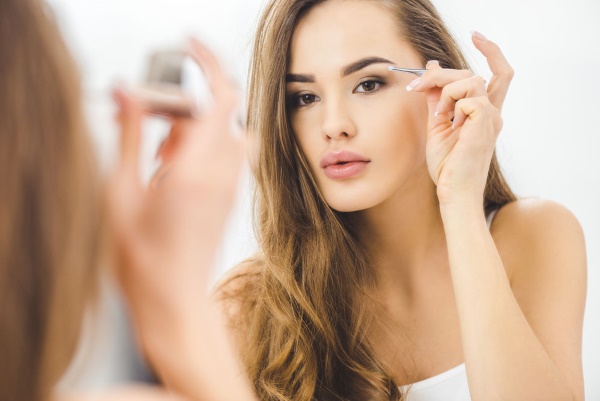 À quelle fréquence pouvez-vous teindre vos sourcils avec de la peinture, du henné, comment correctement. Vidéo