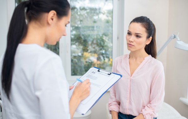 Nettoyage de la peau du visage au laser. Prix de blanchiment, rajeunissement, contre-indications