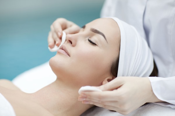 Nettoyage de la peau du visage au laser. Prix de blanchiment, rajeunissement, contre-indications