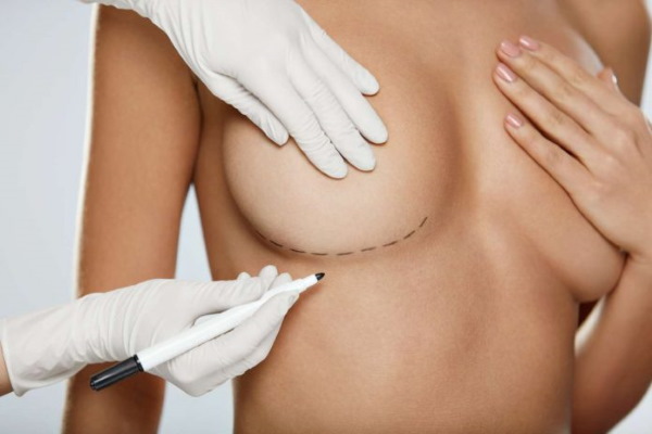 Forme tubulaire des glandes mammaires, des seins. Photo, correction sans chirurgie pour femmes, hommes