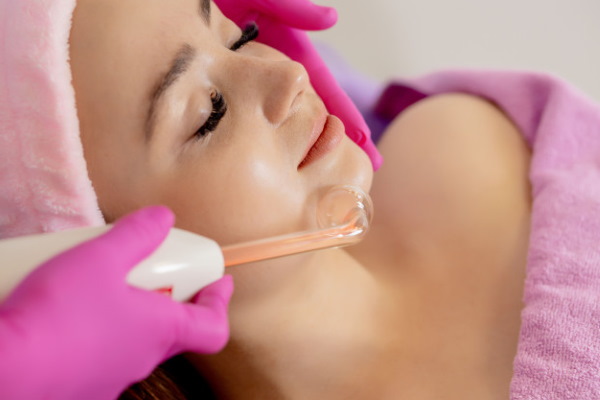 Comment supprimer un double menton. Cosmétologie sans chirurgie: injections, fils, charges, exercices, revitonics, lifting RF, lipolytiques, Darsonval, teips et plus