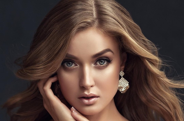 Types de sourcils chez les filles. Photos, titres, correction, tatouage